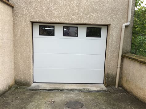 Porte de garage sectionnelle lisse Portillon intégré avec hublots 